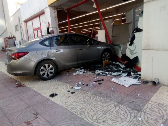 Kahramanmaraş'ta Otomobil markete girdi