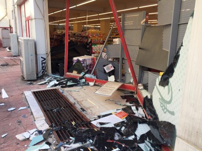 Kahramanmaraş'ta Otomobil markete girdi