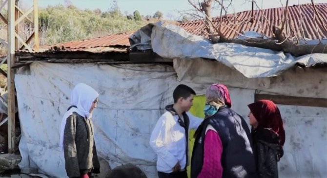 3 çocuk annesi Şerife yıkılan evi için yardım istiyor