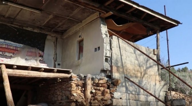 3 çocuk annesi Şerife yıkılan evi için yardım istiyor