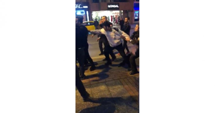 Polise vurmaya çalışan alkollü sürücü vatandaşın elinden zor alındı