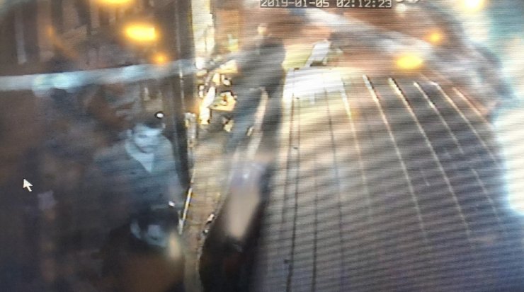 Polise vurmaya çalışan alkollü sürücü vatandaşın elinden zor alındı