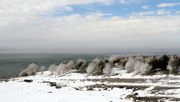Şelaleler ve şadırvanlar buz tuttu görenleri büyüledi