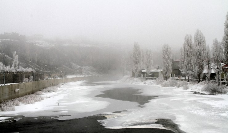 Şelaleler ve şadırvanlar buz tuttu görenleri büyüledi