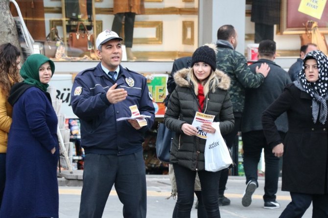 Trafik polisinden yayalara broşürlü uyarı
