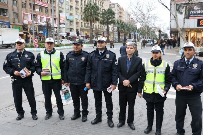 Trafik polisinden yayalara broşürlü uyarı