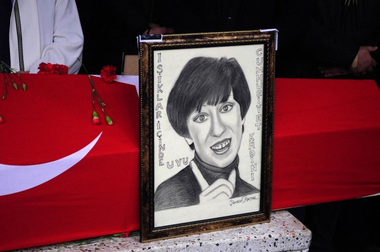 Usta oyuncu Ayşen Gruda bugün son yolculuğuna uğurlandı