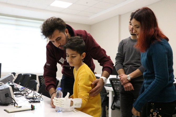 Doğuştan sol eli olmayan çocuk için "Robotel" tasarladı