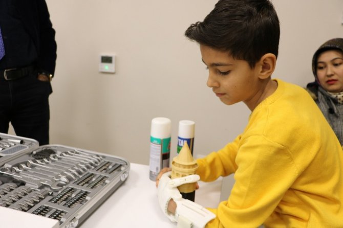 Doğuştan sol eli olmayan çocuk için "Robotel" tasarladı