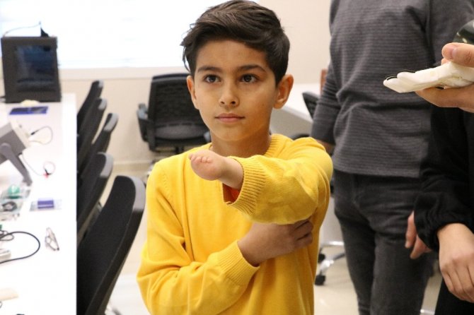 Doğuştan sol eli olmayan çocuk için "Robotel" tasarladı