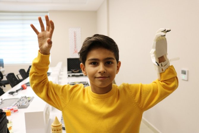 Doğuştan sol eli olmayan çocuk için "Robotel" tasarladı