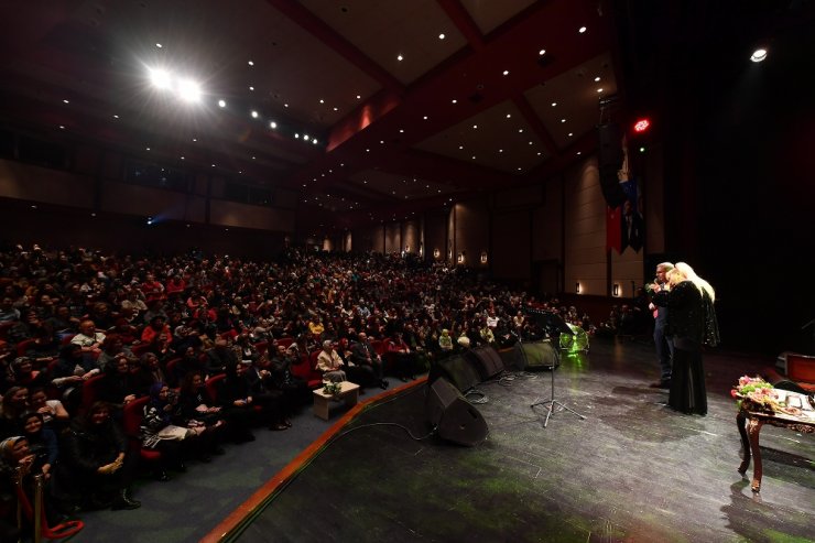 Türk müziğinin eşsiz seslerinden Özer görenleri şaşırttı
