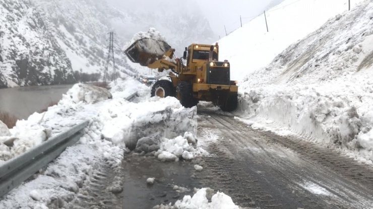 Hakkari Van karayolunda felaketin eşiğinden dönüldü