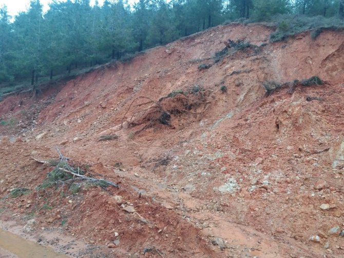Kahramanmaraş’ta toprak kaymaları ulaşımı zorlaştırdı