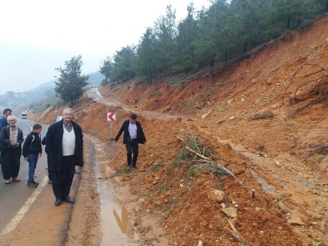 Kahramanmaraş’ta toprak kaymaları ulaşımı zorlaştırdı