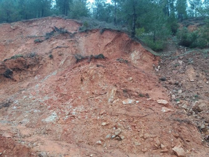 Kahramanmaraş’ta toprak kaymaları ulaşımı zorlaştırdı