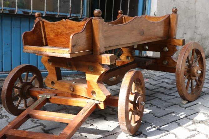 Çöpe atılan eşyalara hayat veriyor