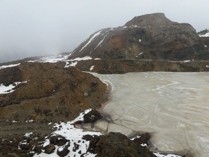 Kızıl gölet apayrı bir görsel güzelliğe büründü