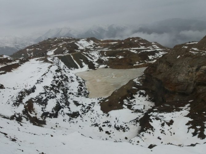Kızıl gölet apayrı bir görsel güzelliğe büründü