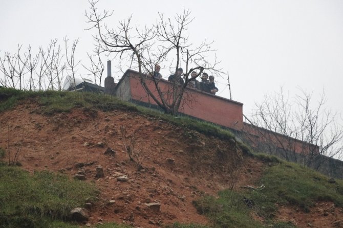Göçük riski taşıyan 3 ev güvenlik nedeniyle boşaltıldı