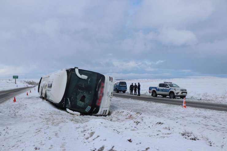 Kayseri'de yolcu otobüsü devrildi: 27 yaralı