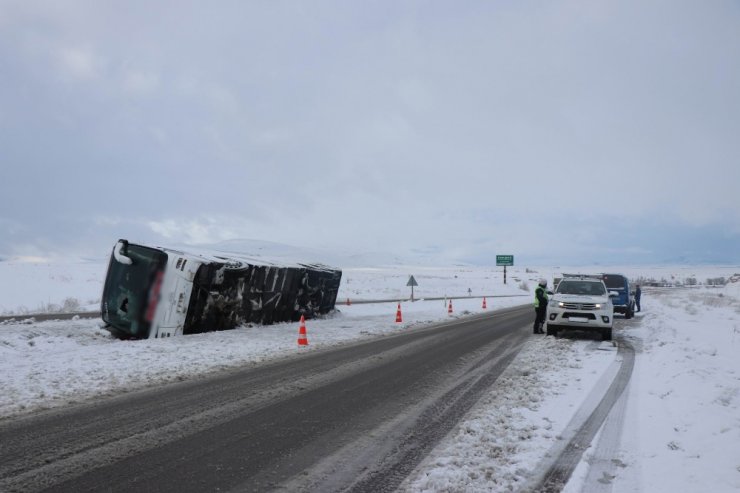 Kayseri'de yolcu otobüsü devrildi: 27 yaralı