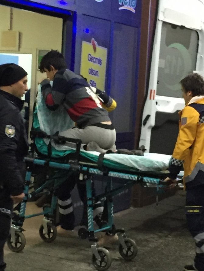 15 yaşındaki genç, sırtındaki makasla hastaneye kaldırıldı