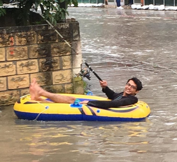 Göle dönen yolda hem kürek çekti, hem de balık aradı