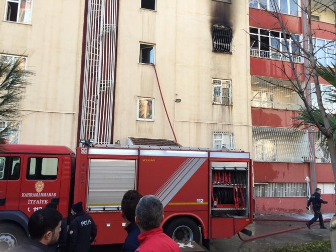 Kahramanmaraş’ta apartmanı saran alevler korku dolu anlar yaşattı