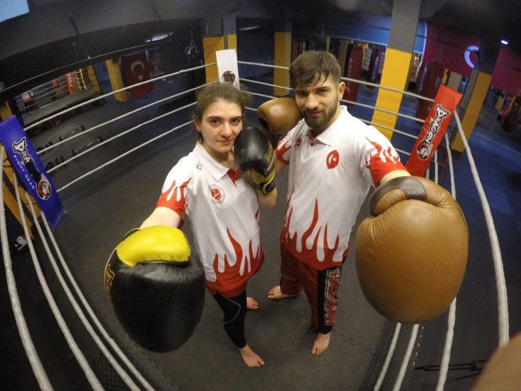 İkizler kick boksta şampiyonluğa doymuyor
