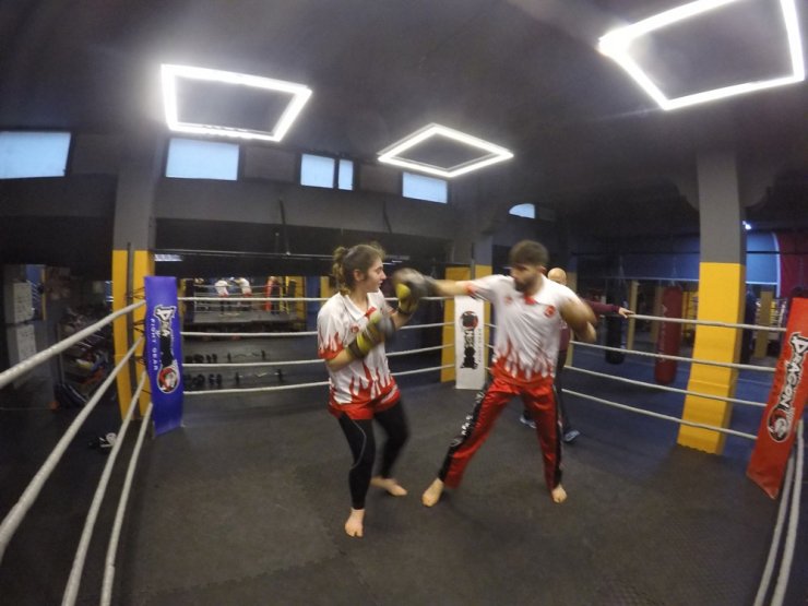 İkizler kick boksta şampiyonluğa doymuyor