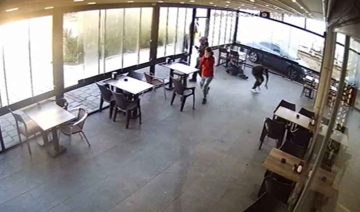 Kafede silahla dehşet saçtılar