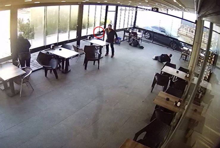 Kafede silahla dehşet saçtılar