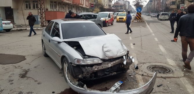 Elbistan'da iki araç çarpıştı 4 kişi yaralandı