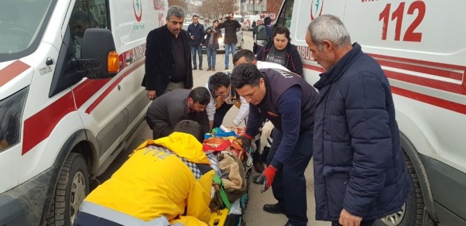 Elbistan'da iki araç çarpıştı 4 kişi yaralandı