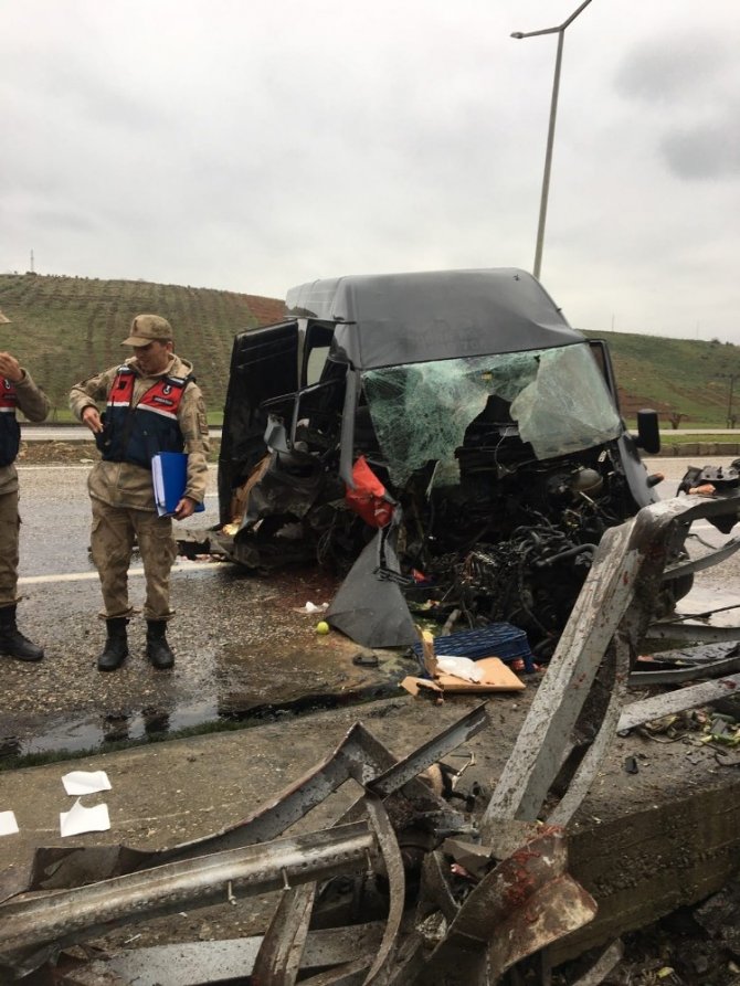 Türkoğlu'nda feci kaza! Sürücü yaralı kurtuldu