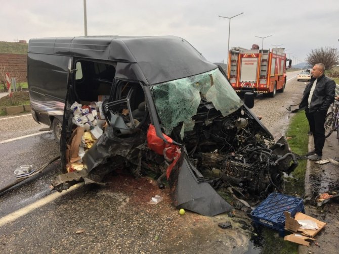 Türkoğlu'nda feci kaza! Sürücü yaralı kurtuldu