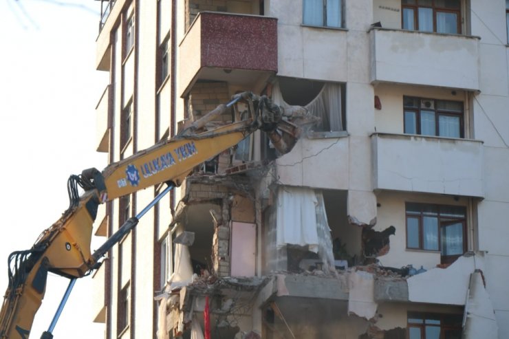 Ara verilen yıkım çalışmaları sabah saatlerinde yeniden başladı