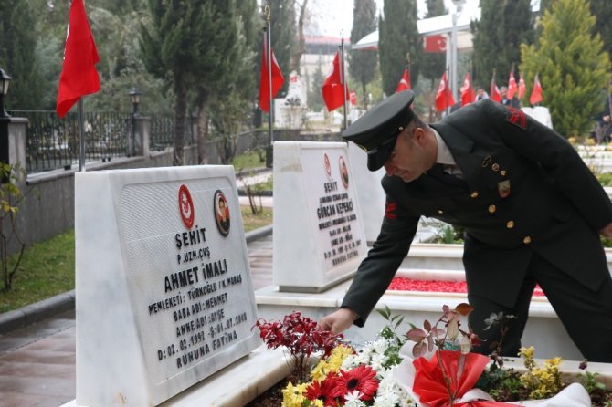 Atatürk anıtına çelenk sunumu gerçekleştirildi