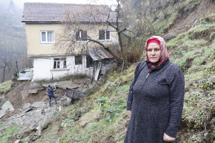 Heyelan evlerini ikiye böldü