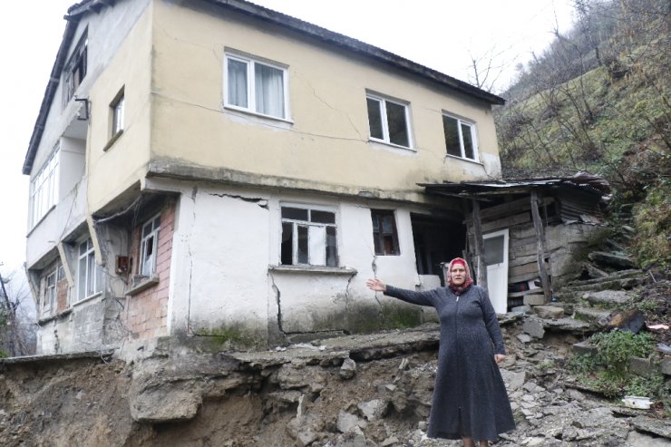 Heyelan evlerini ikiye böldü