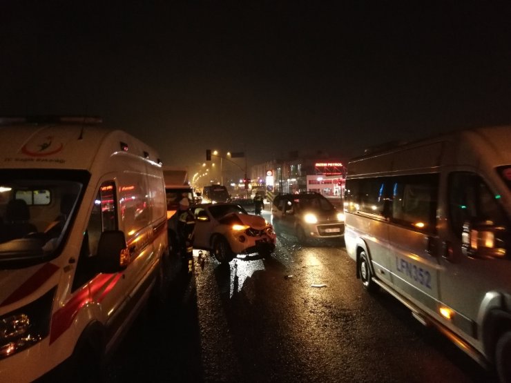 Ters yönden geldiği söylenilen araç trafiği birbirine kattı