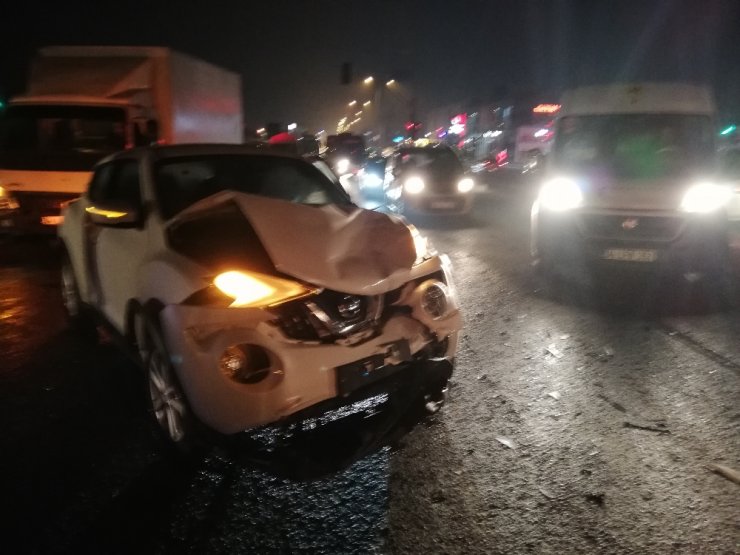 Ters yönden geldiği söylenilen araç trafiği birbirine kattı