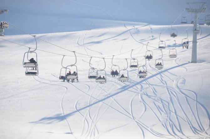 Yedikuyular Kayak Merkezi ziyaretçi akınına uğradı