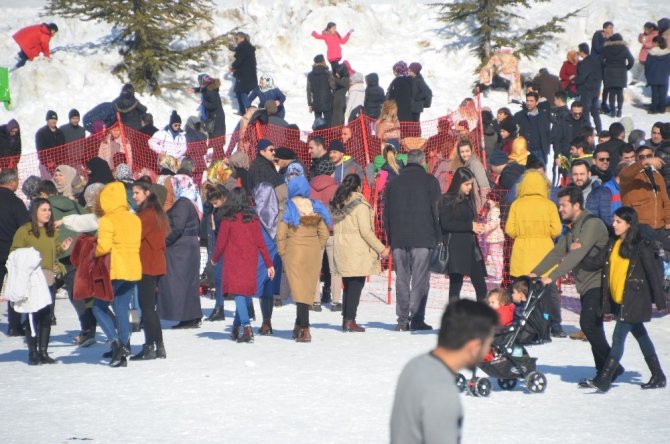 Yedikuyular Kayak Merkezi ziyaretçi akınına uğradı