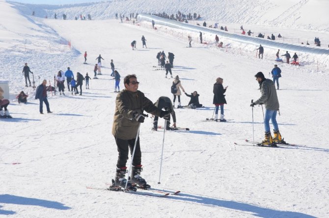 Yedikuyular Kayak Merkezi ziyaretçi akınına uğradı