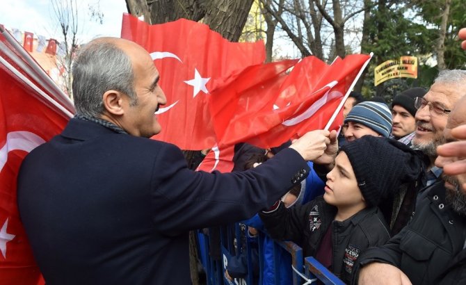 12 bin Türk bayrağı ile alanı kırmızıya boyadılar