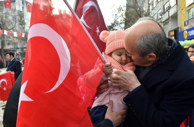 12 bin Türk bayrağı ile alanı kırmızıya boyadılar