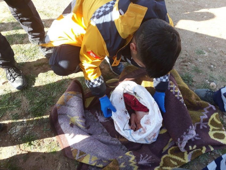 Bebeği çuvala konularak boş bir araziye bırakıldı