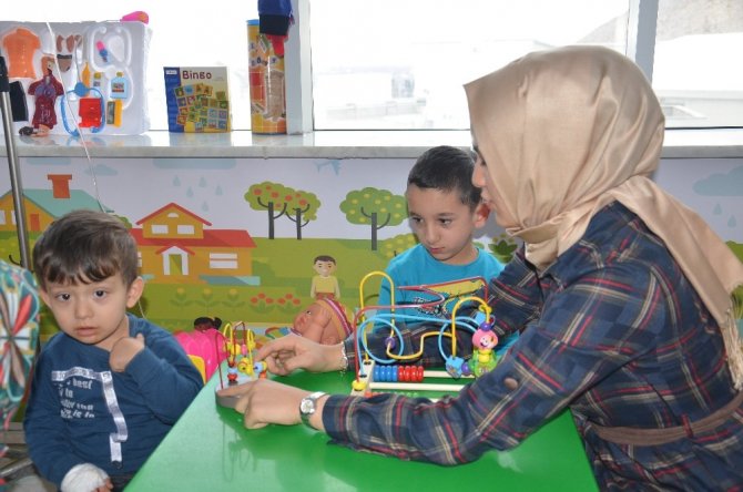 Çocuk hastaların hediyesi Elbistan Devlet Hastanesi’nden